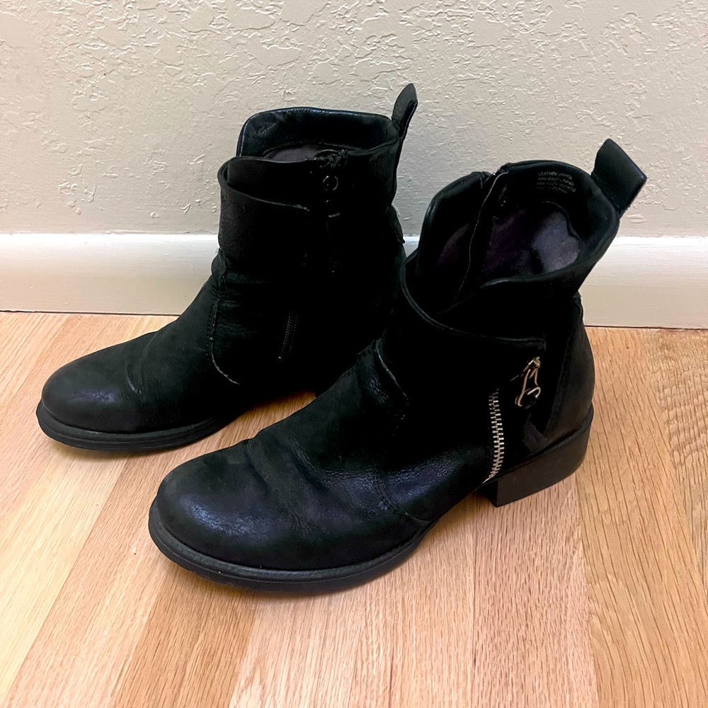 Black, size 8 boots